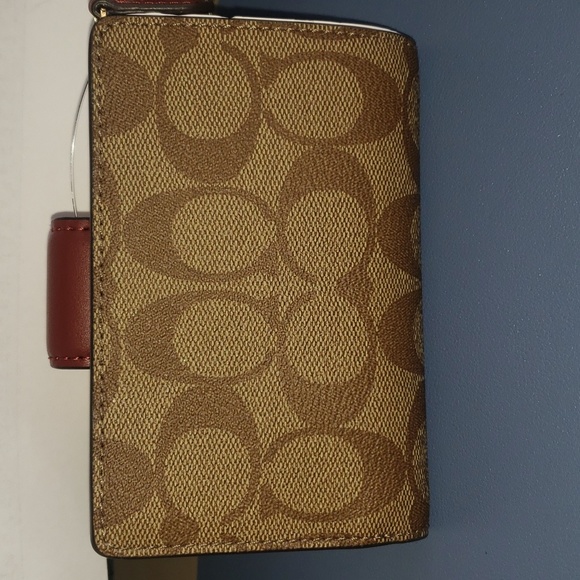 Medium Corner Zip Wallet In Signature Canvas - Picture 4 of 7